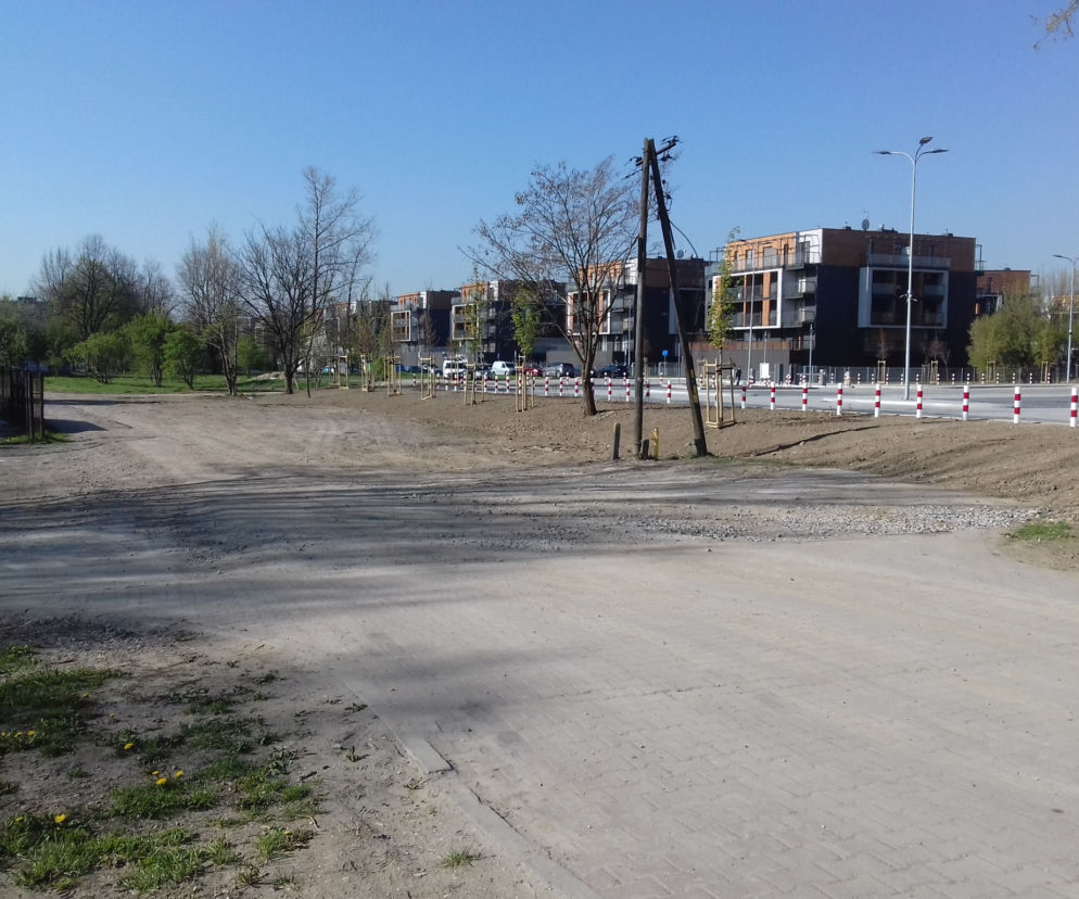 Tą szosą z utwardzonej ziemi kierowcy skracają sobie trasę z ulicy Lipskiej do wjazdu na parking