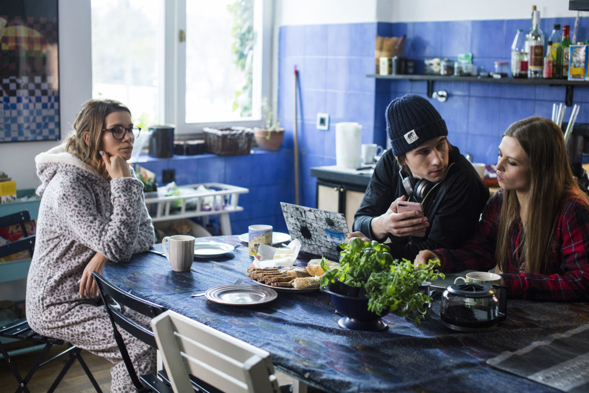 Za marzenia odc. 6. Anka (Anna Karczmarczyk), Zosia (Maja Bohosiewicz), Bartek (Piotr Nerlewski)
