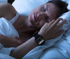 Obsesja na punkcie snu rośnie w siłę. Badacze: coraz więcej użytkowników smartwatchy cierpi na ortosomnię