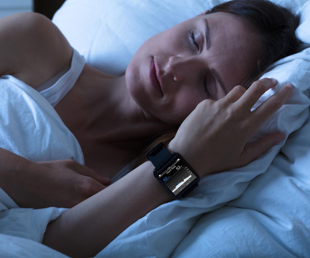 Obsesja na punkcie snu rośnie w siłę. Badacze: coraz więcej użytkowników smartwatchy cierpi na ortosomnię
