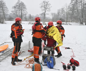 Gdy załamie się lód. Co robić, by uratować siebie lub kogoś, gdy wpadnie do wody?