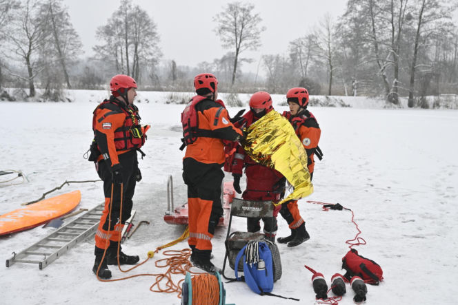 Gdy załamie się lód. Co robić, by uratować siebie lub kogoś, gdy wpadnie do wody?