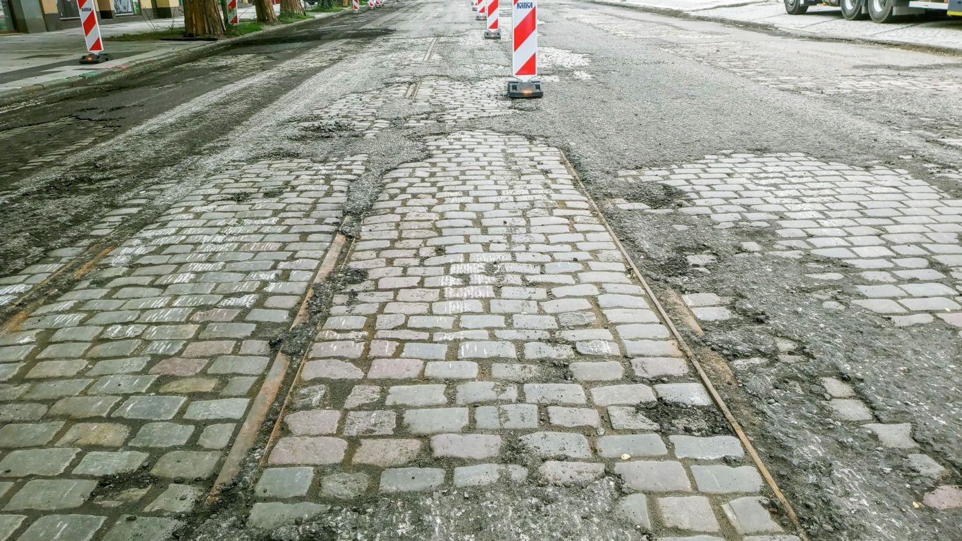 Tory tramwajowe na al. Wojska Polskiego przetrwały pół wieku pod asfaltem