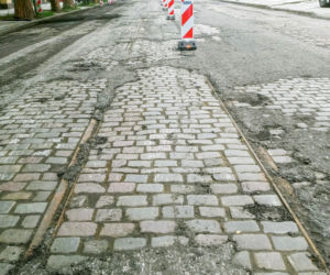 Tory tramwajowe na al. Wojska Polskiego przetrwały pół wieku pod asfaltem