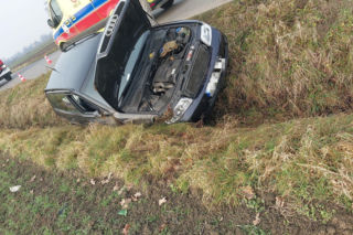 Groźny wypadek pod Dąbrową Tarnowską. Kobieta uwięziona w uszkodzonym aucie