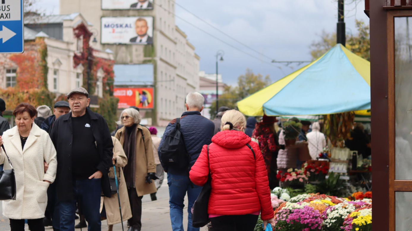 Tak mieszkańcy odwiedzają groby zmarłych. Tłumy na najstarszym cmentarzu w Lublinie