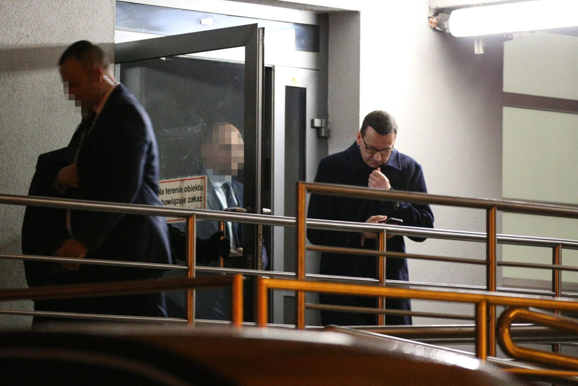 Premier Morawiecki czuwa przy ojcu Kornelu