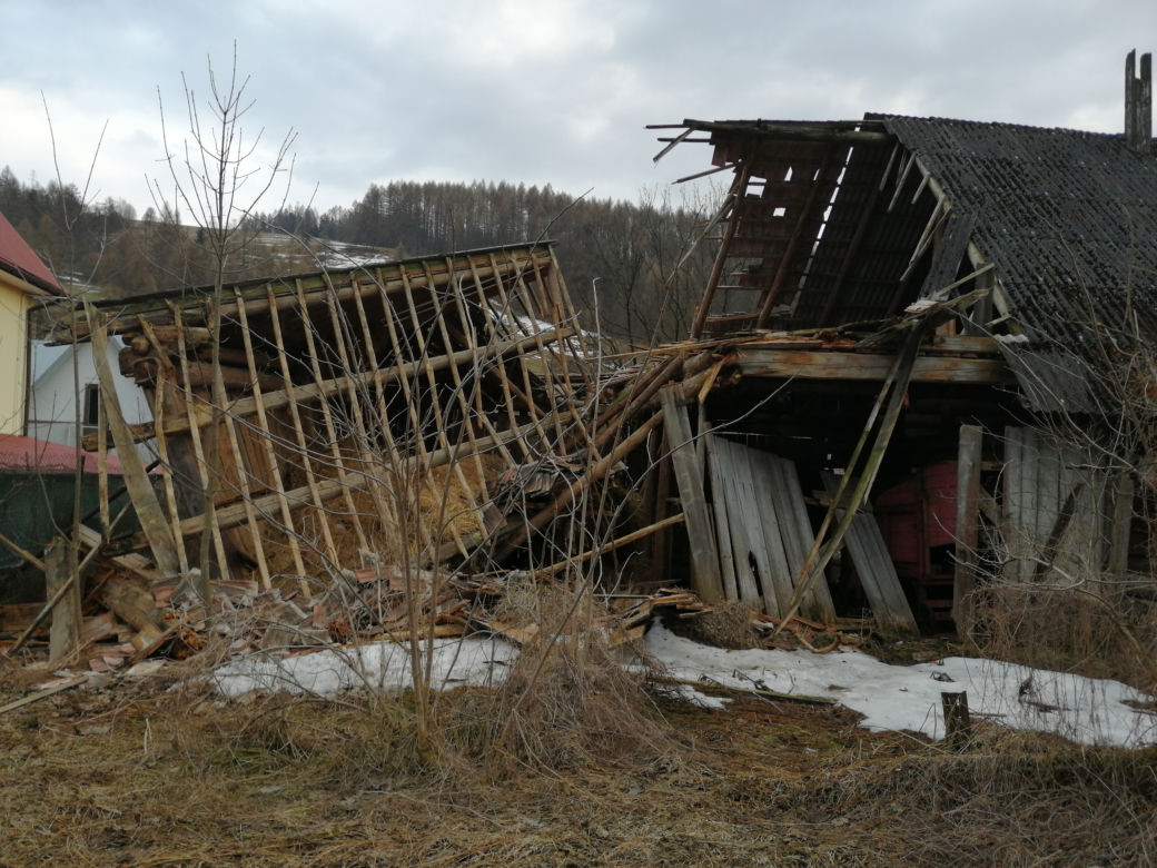 Wierchomla Wielka. Budynek gospodarczy RUNĄŁ w jednej chwili. Widok, jak po trzęsieniu ziemi