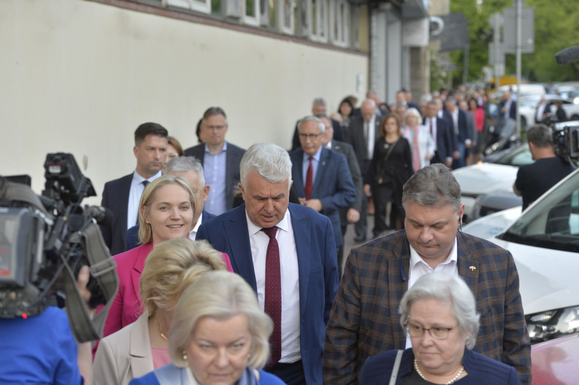 Ujawniamy kulisy posiedzenia klubu PiS w siedzibie partii