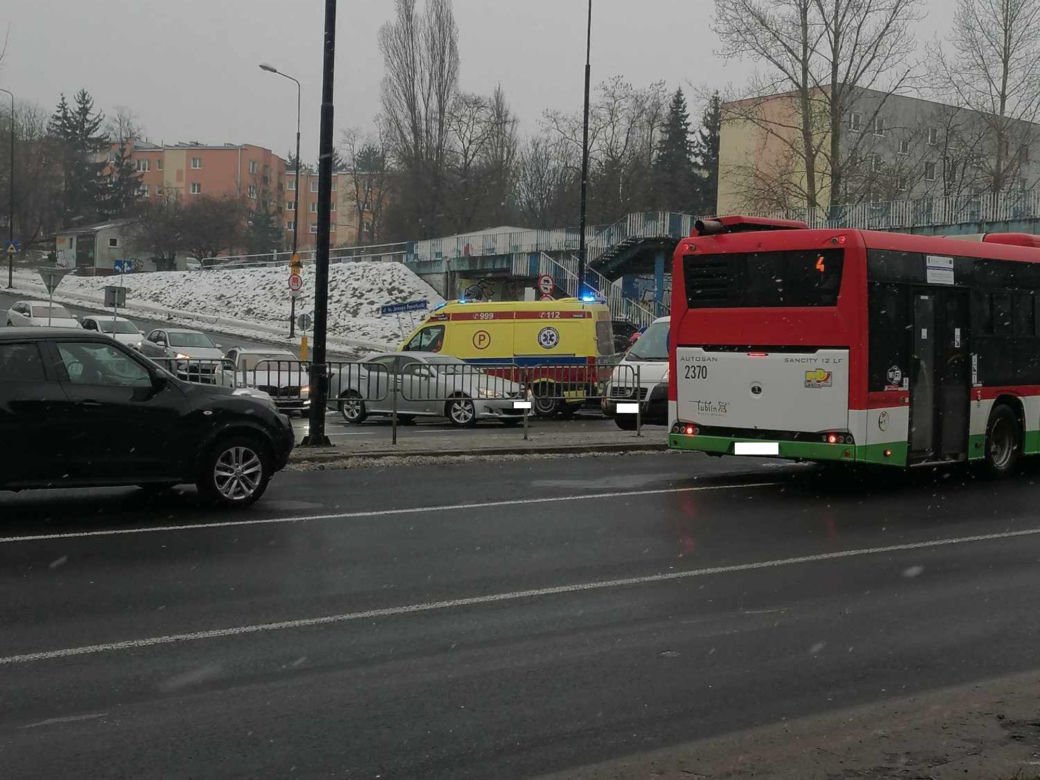 Zderzenie trzech pojazdów na skrzyżowaniu w Lublinie