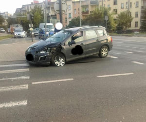 Poranny wypadek na rondzie Grunwaldzkim w Bydgoszczy [ZDJĘCIA]