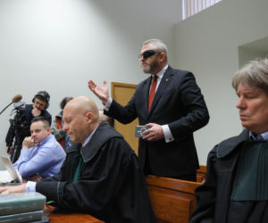 Europoseł Grzegorz Braun (C) na sali Sądu Rejonowego dla Warszawy-Pragi Południe