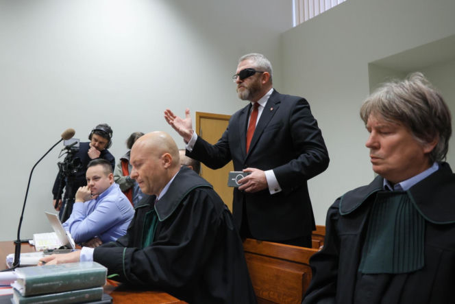 Europoseł Grzegorz Braun (C) na sali Sądu Rejonowego dla Warszawy-Pragi Południe