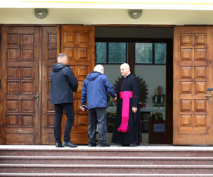 Wiosenny Lech Wałęsa na wielkanocnej mszy