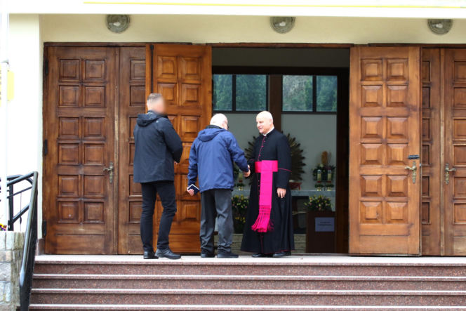 Wiosenny Lech Wałęsa na wielkanocnej mszy