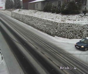 Śnieżyce w Małopolsce. Drogi są białe i śliskie