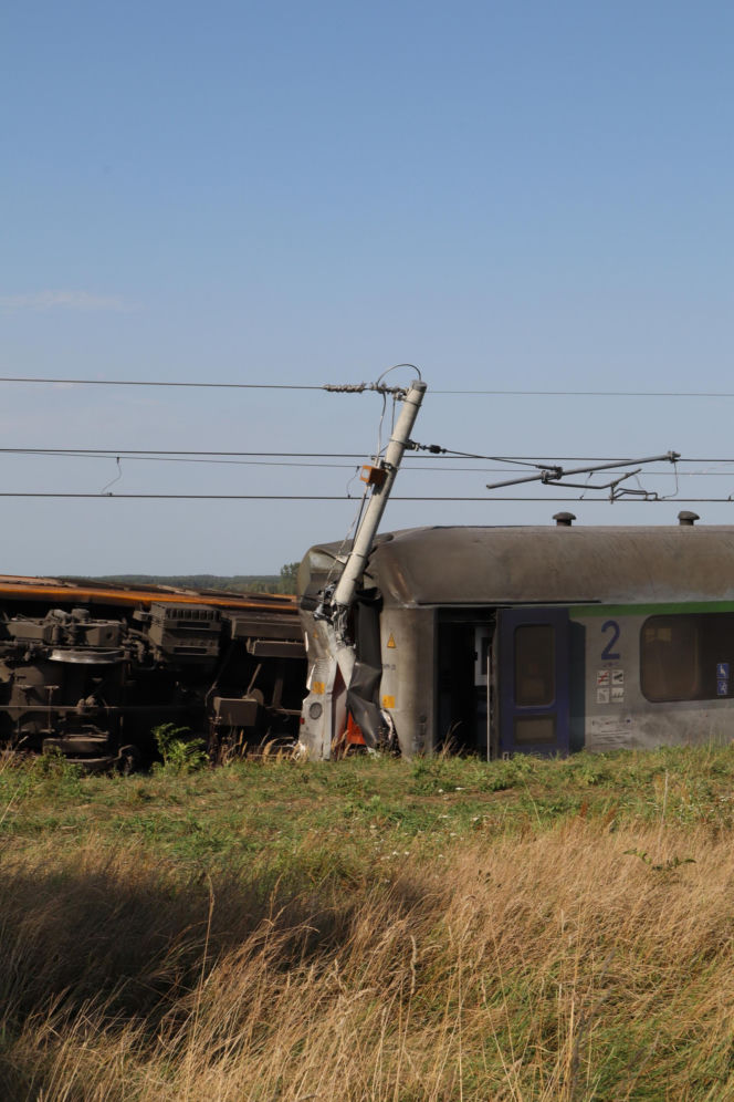 Miejsce katastrofy kolejowej. Pasażerowie opowiedzieli nam, co działo się tuż po zderzeniu z ciężarówką
