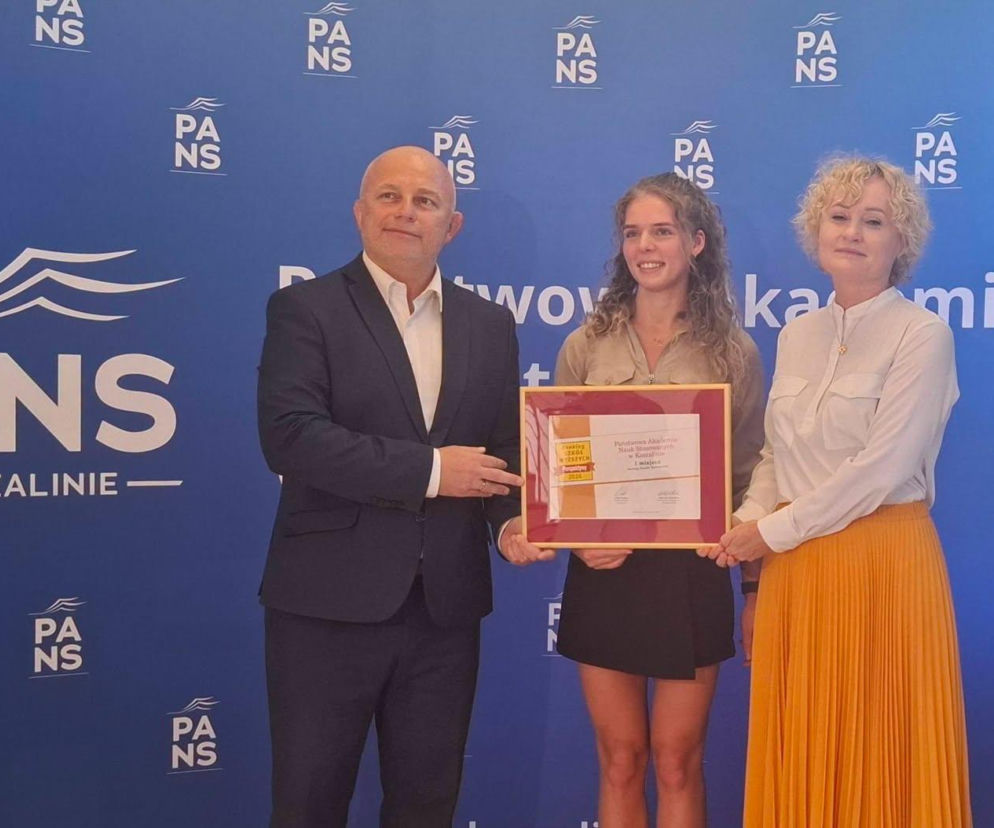 Sebastian Tałaj i prof. Monika Pawłowska wraz ze studentką, odbierający nagrodę dla PANS w Koszalinie za pierwsze miejsce w Rankingu Szkół Wyższych Perspektywy 2026. Uczelnia osiągnęła sukces dzięki wysokiej jakości kształcenia i pozycji absolwentów na rynku pracy. Więcej informacji na ten temat przeczytasz na naszym portalu.