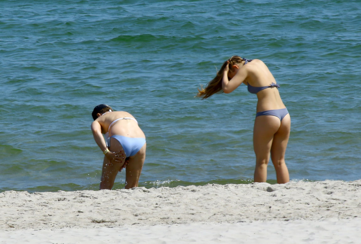 GRAŻYNA SZAPOŁOWSKA NA PLAŻY_1PUBL