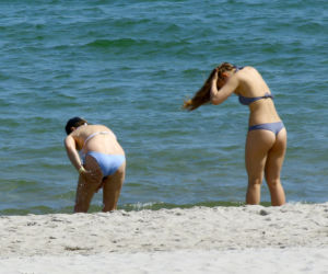 GRAŻYNA SZAPOŁOWSKA NA PLAŻY_1PUBL
