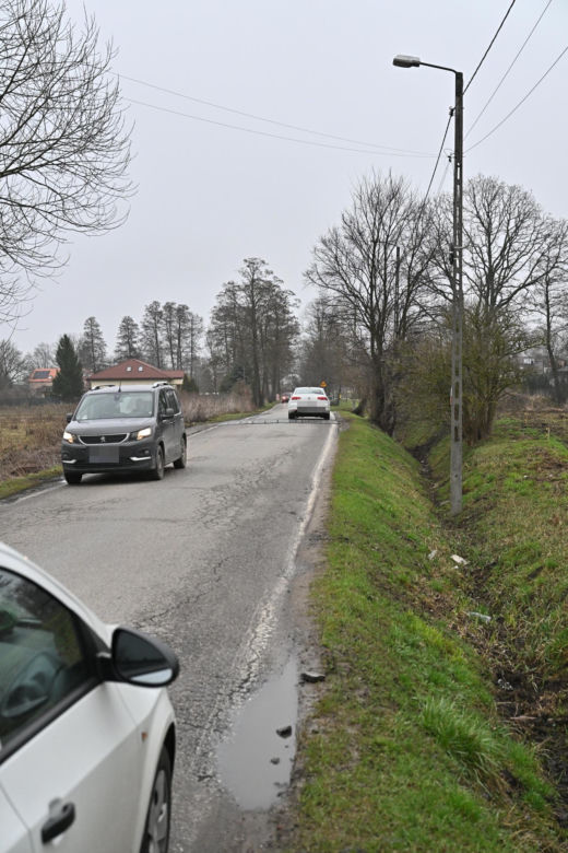 "Chcemy chodnika i autobusu". Mieszkańcy ul. Szamocin na Białołęce apelują do urzędników