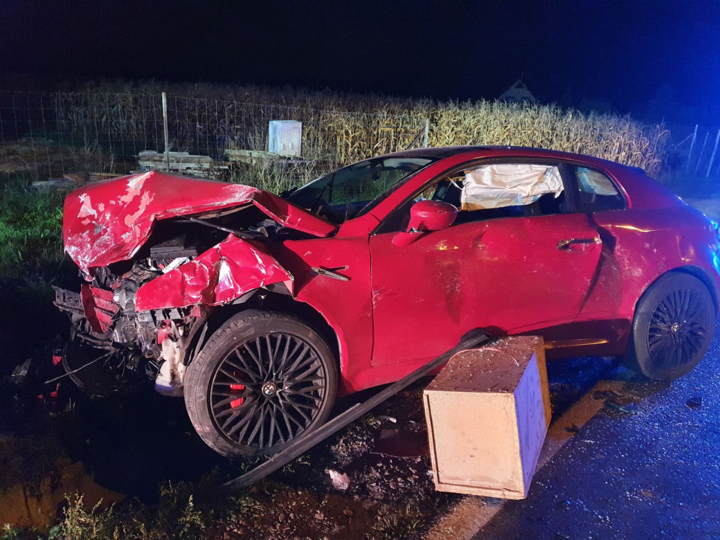 Trzy osoby ranne po czołowym zderzeniu osobówek. 21-latek stracił panowanie nad seatem
