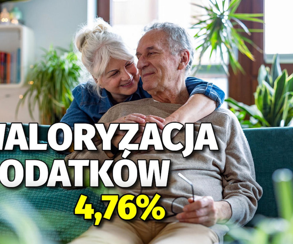 Uśmiechnięta starsza para siedzi na kanapie. Na obrazie widnieje napis o waloryzacji dodatków. Szczegóły na Eska.