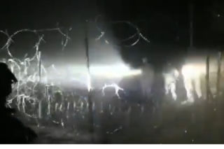 Białoruscy żołnierze niszczyli zaporę graniczną. Obok czekali migranci wyposażeni w gaz [WIDEO]