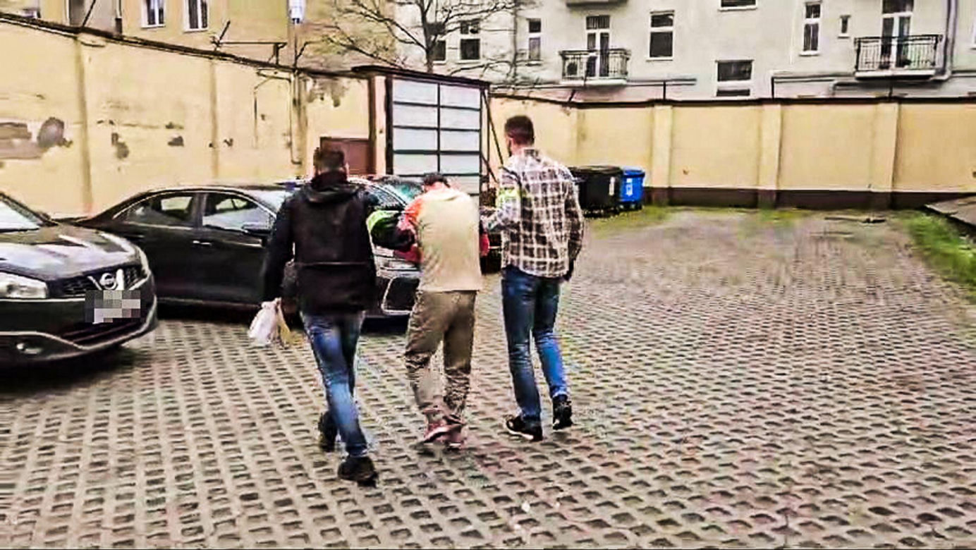 Zdetonował ładunek wybuchowy w sklepie. Ucieczkę przed policją skończył w rowie