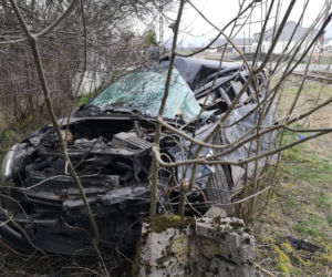 Jak doszło do wypadku w Wilkowicach? Samochód wjechał pod szynobus