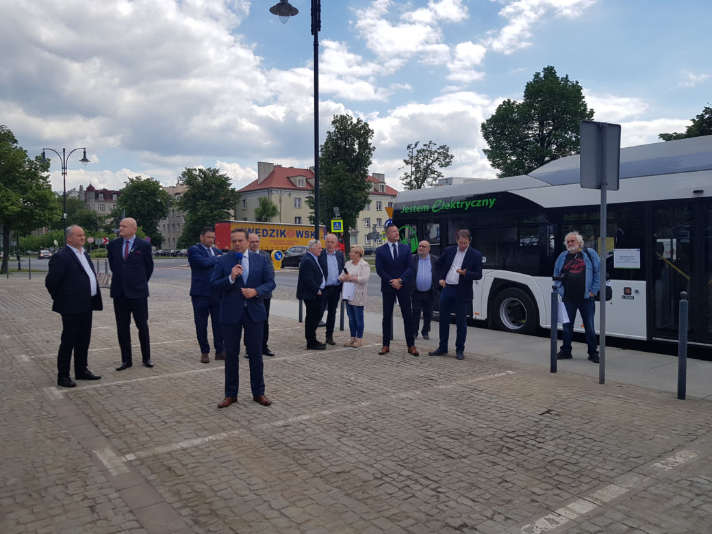 Toruń wkracza w nową erę komunikacji miejskiej. Oto nowe autobusy elektryczne i stacje do ładowania