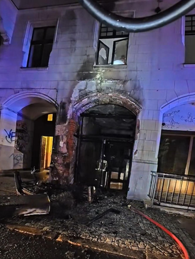 Pożar przy ul. Warszawskiej w Toruniu. Strażacy pokazali film z akcji. Wszystko widać!