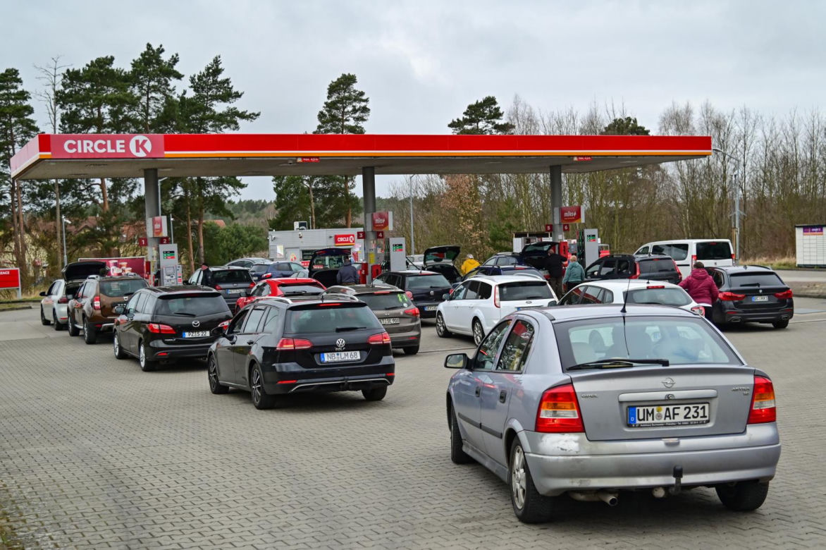 Kolejki niemieckich aut na przygranicznych stacjach paliw