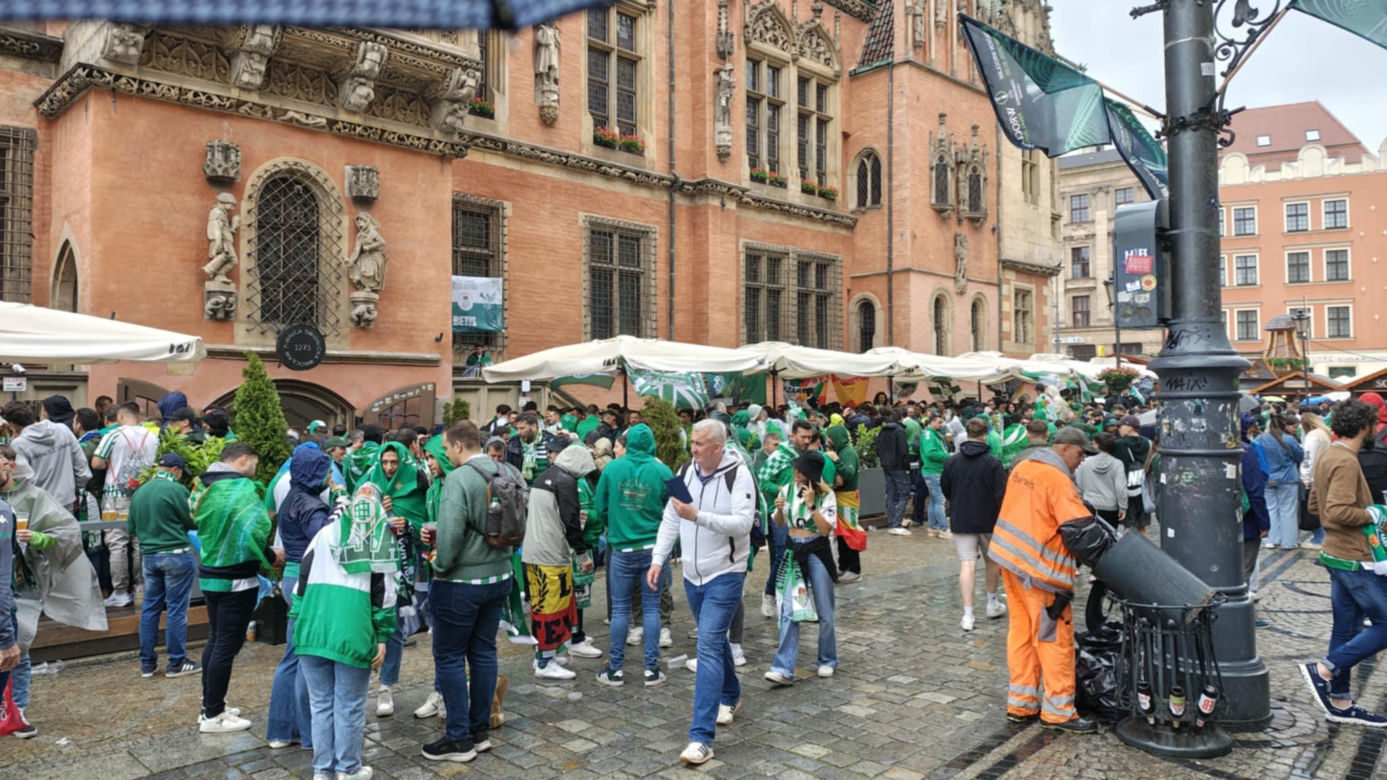 Gorąco przed finałem Ligii Konferencji we Wrocławiu. Tysiące kibiców na Rynku 