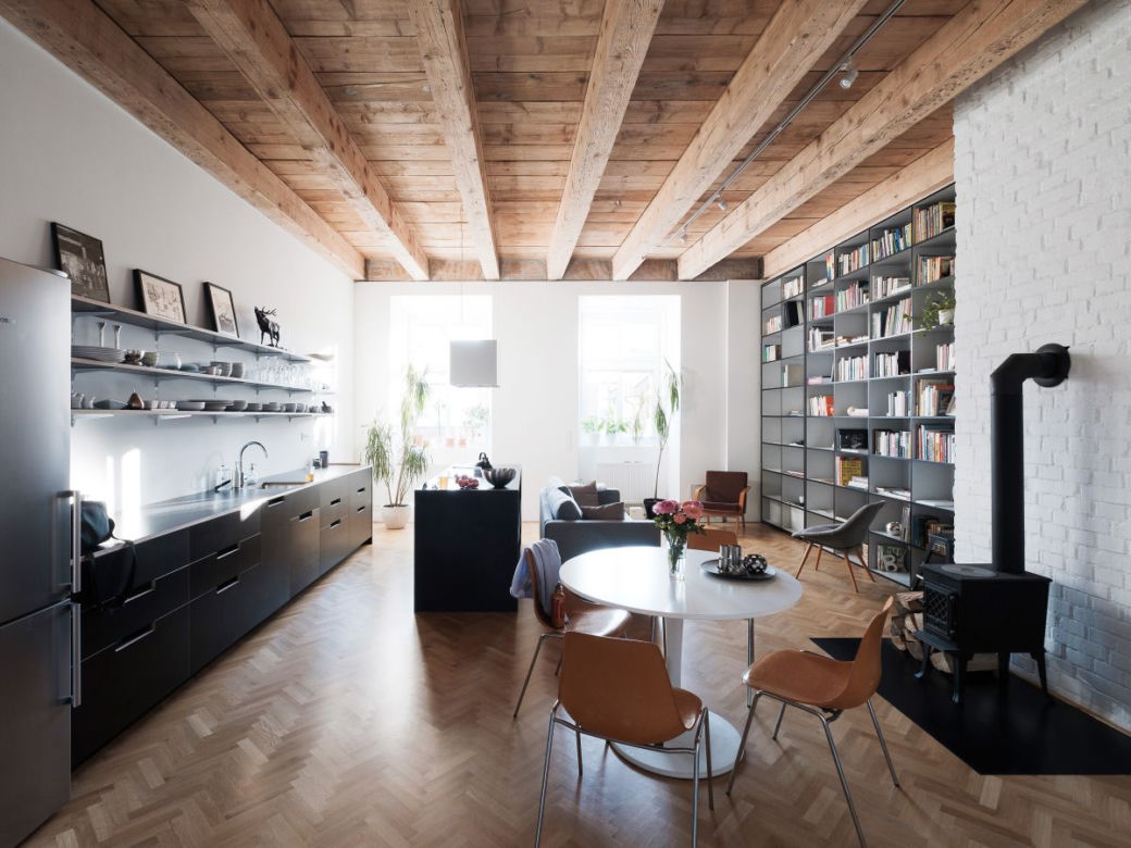 Wnętrze z domową biblioteczką