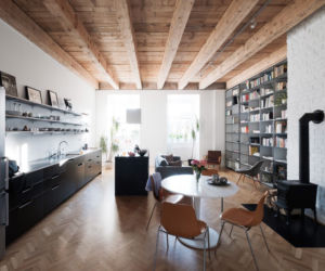 Wnętrze z domową biblioteczką