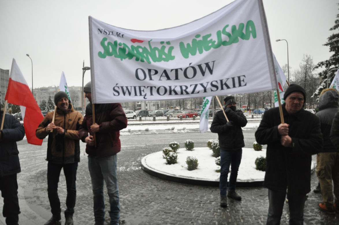 Protest rolników przed Urzędem Wojewódzkim w Kielcach