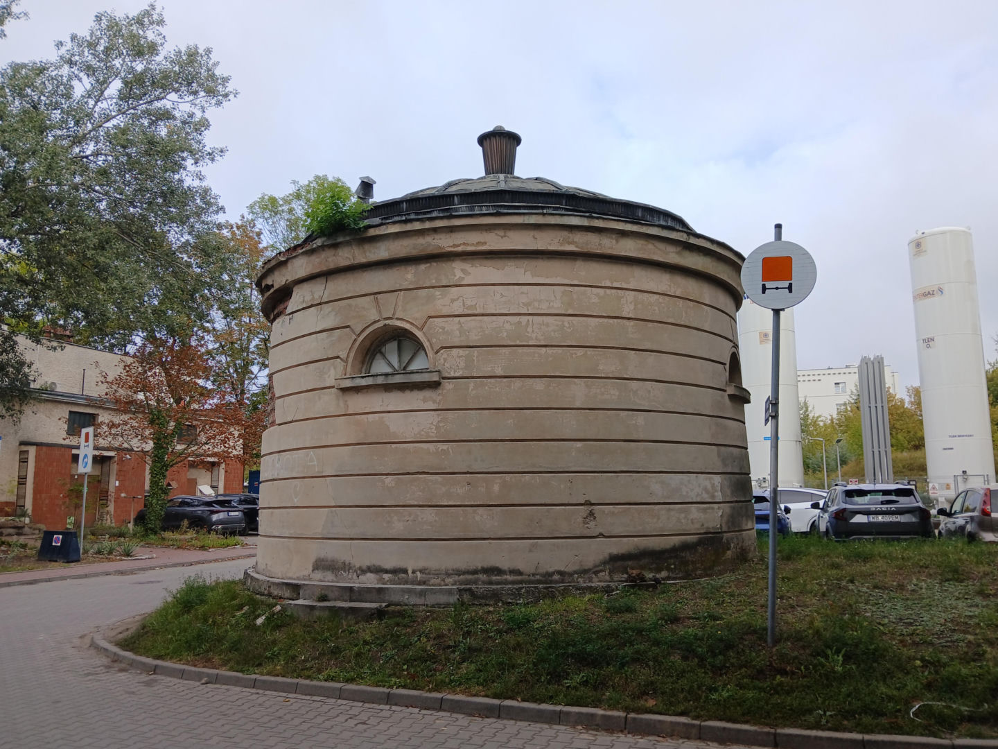 Zabytkowa rotunda na terenie szpitala MSWiA w Warszawie