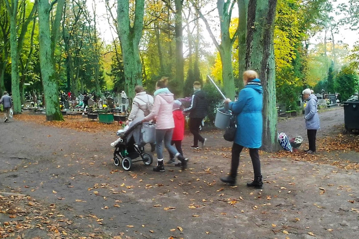 Wzmożony ruch na Cmentarzu Centralnym w Szczecinie