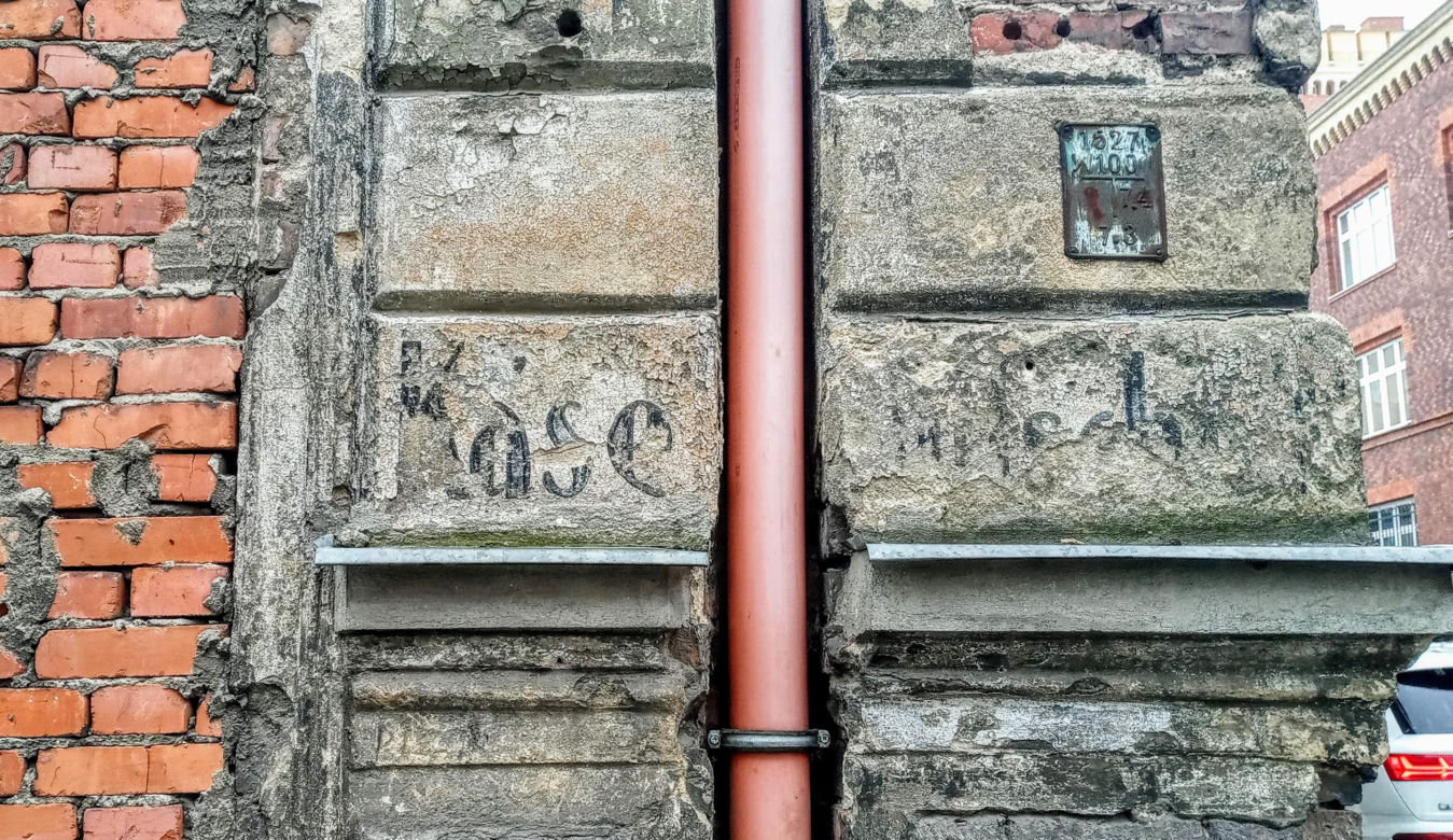 Pamiątki sprzed lat na murach w Szczecinie
