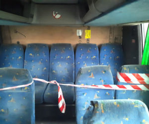Tektura zamiast szyby. Skandal w autobusie dla dzieci pod Mławą! Policjanci w szoku [ZDJĘCIA]