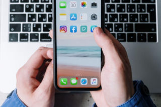 Nie lubisz odbierać telefonów, ale piszesz non stop? Psychologia tłumaczy to zjawisko