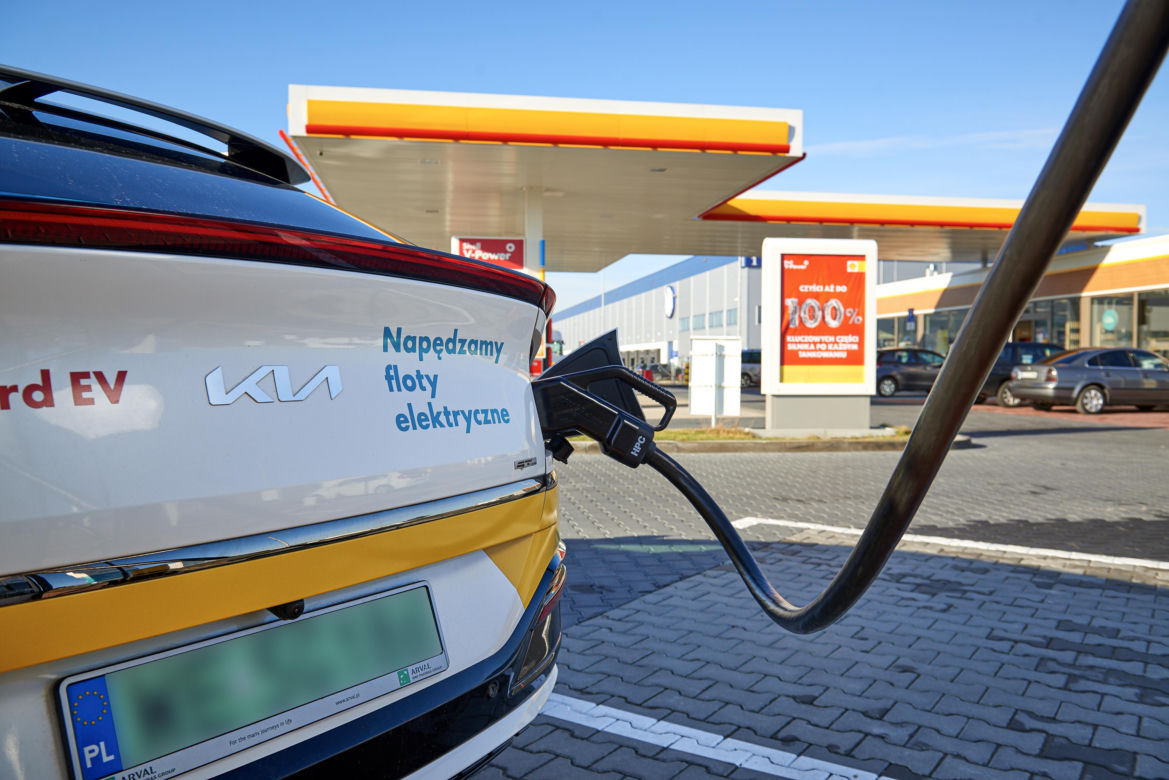 Ładowanie samochodu elektrycznego 