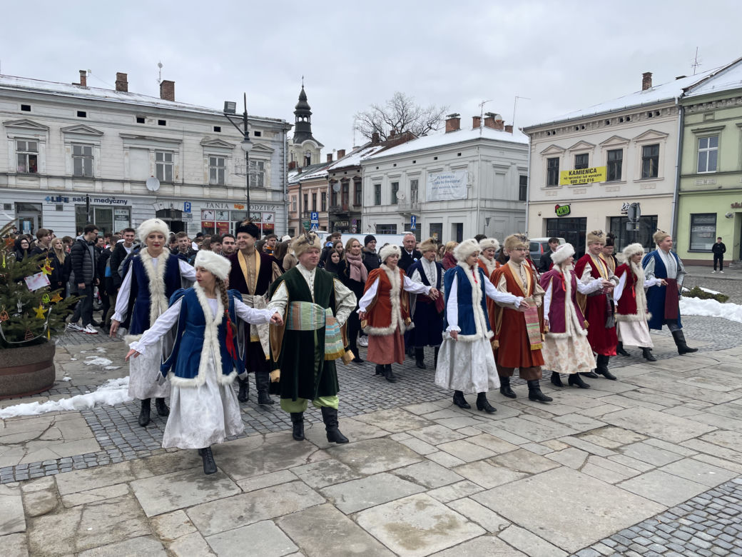 Maturzyści zatańczyli na Rynku poloneza