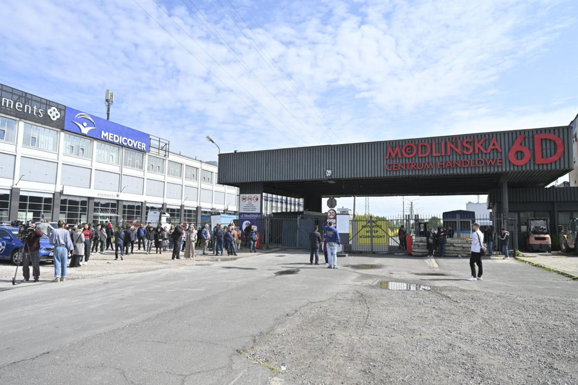 Komornicy na Modlińskiej. Nerwowe starcie przy hali na Białołęce. Ostry konflikt kupców z zarządcą hali