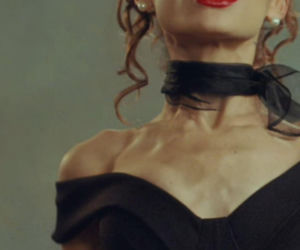 Ariana Grande w teledysku do petal