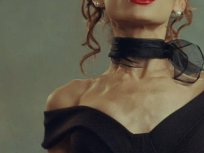 Ariana Grande w teledysku do "petal"