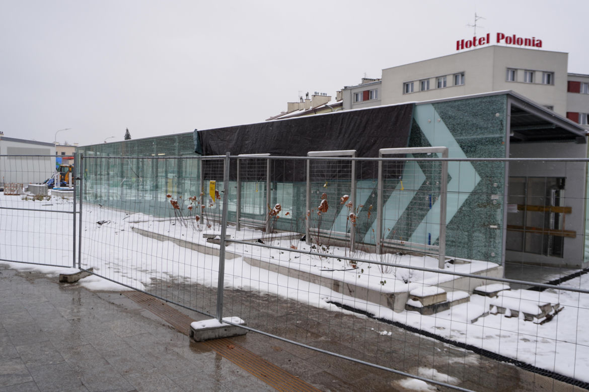 Nowy plac przed dworcem prawie gotowy. Kiedy zostanie otwarty?