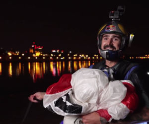 Ludzie-perseidy z Red Bull Skydive Team przelecieli nad Warszawą