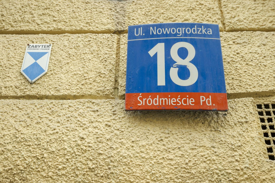 Nie zauważyła, że mieszka ze zmarłym mężem. Mieszkańcy mają dość smrodu 